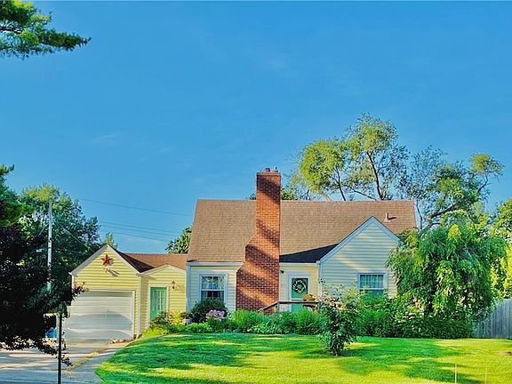 2nd image of 415 NE Moreland Dr