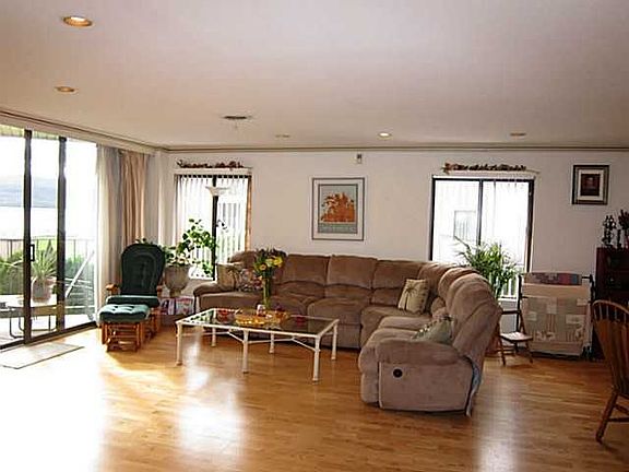 4th image of 2 Park Pl #A-3a