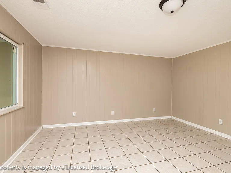 145 Brentwood Dr #1 — Photo 8