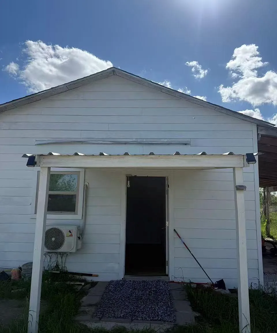 1 bed, 1.0 bath, 215 sqft, $800 — Photo 1