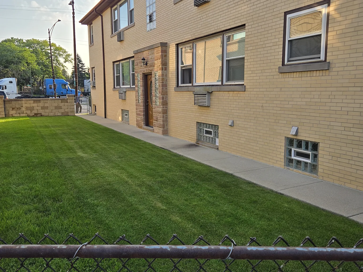 1 bed, 950 sqft, $1,595 — Photo 3