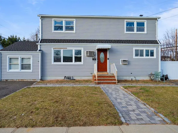 71 E June Street, Lindenhurst, NY 11757