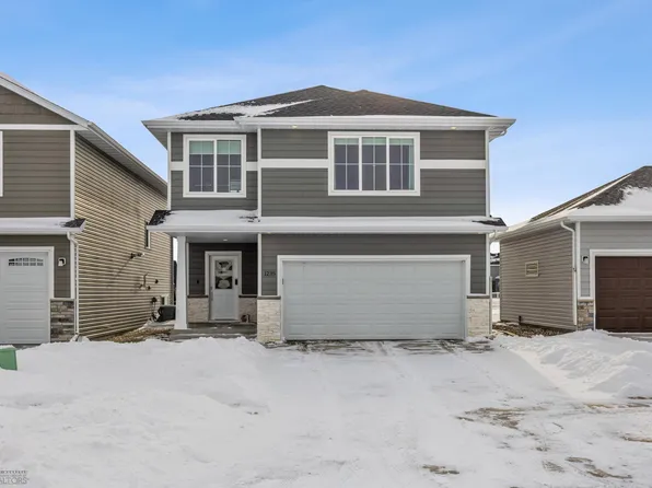 1235 Barnes Dr W, West Fargo, ND 58078