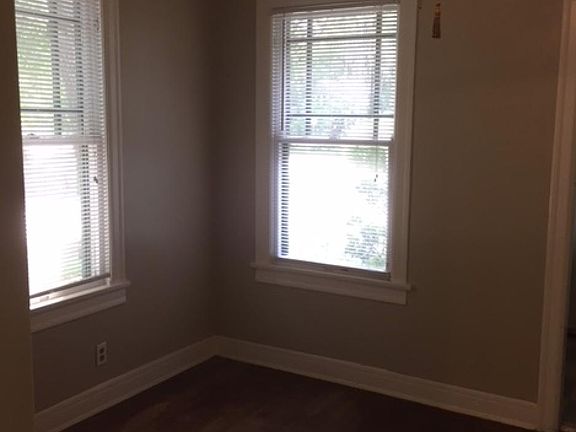 Dining room between living and kitchen