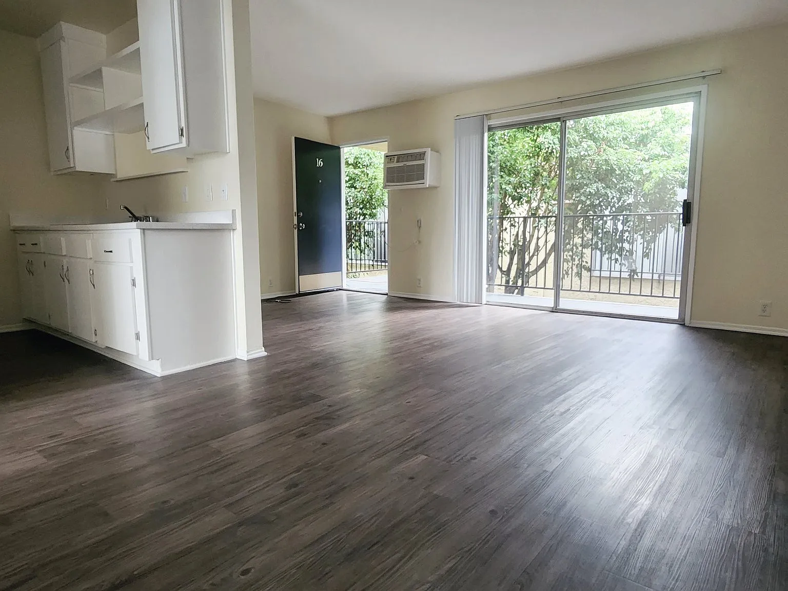 NoHo West Near Coldwater 1br+1ba, Gated Access & Parking ,Near All!! — Photo 4