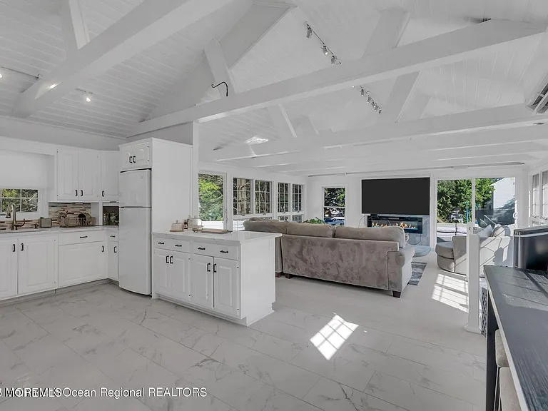 373 W Park Ave — Photo 9