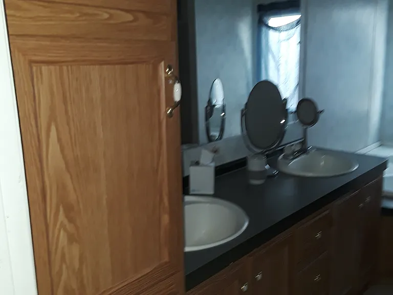 Dual Bath Room Sinks
Lots of Storage