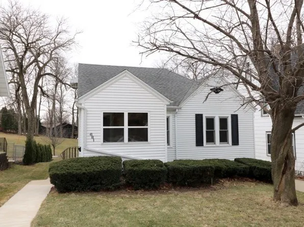 681 Perry St, Dubuque, IA 52003