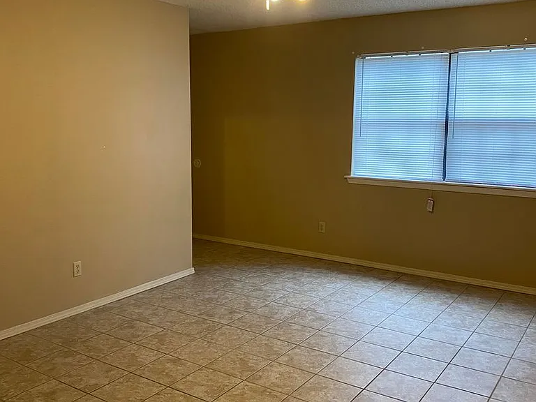 3323 N Detroit Ave — Photo 9