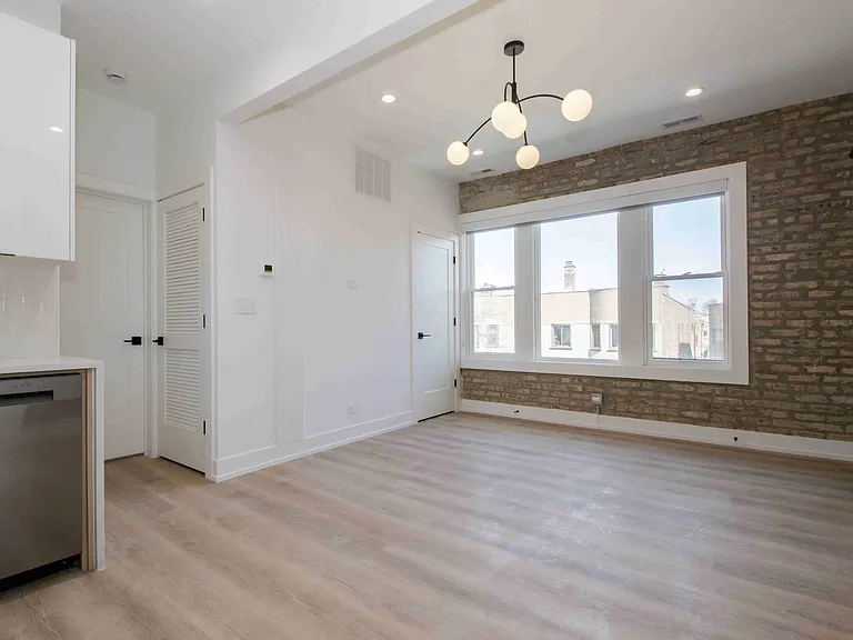 1039 W Byron St #2 — Photo 6