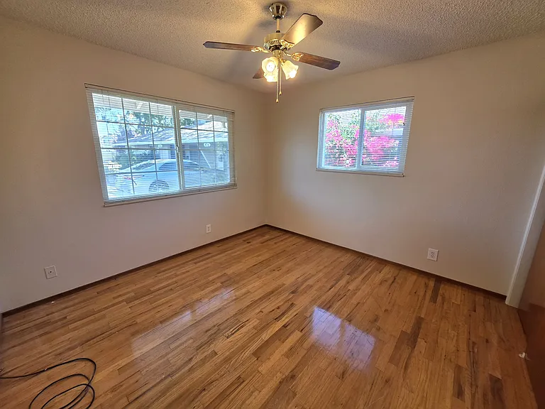 422 N Acacia Ave — Photo 9
