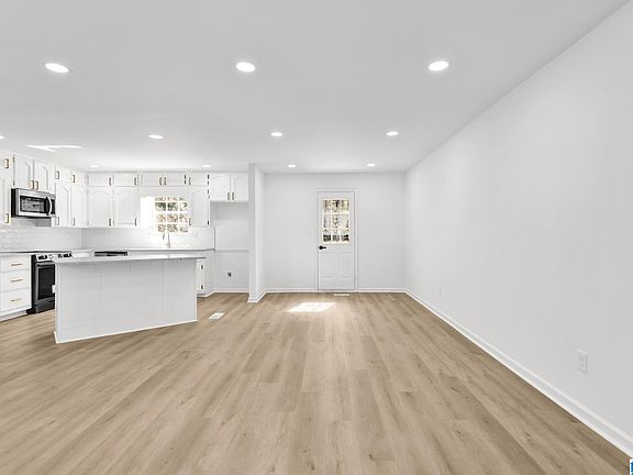 4th image of 1725 Sonia Dr