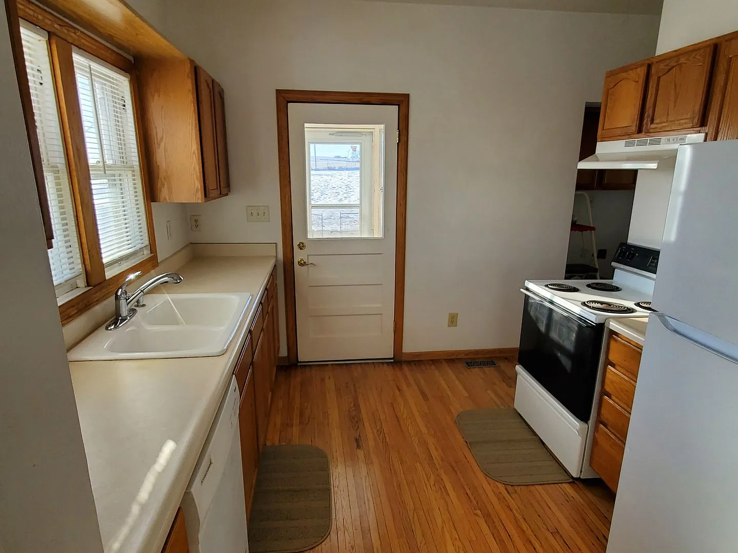 Small town living at it's finest. 3 bed 2 bath home on 1 full acre of land only 5 miles from Lincoln — Photo 3