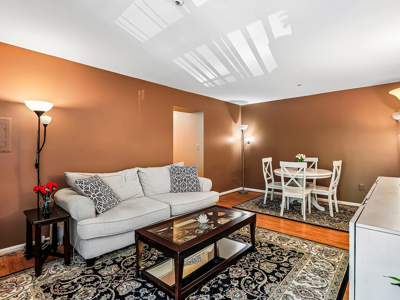 2 bed, 943 sqft, $2,100 — Photo 2