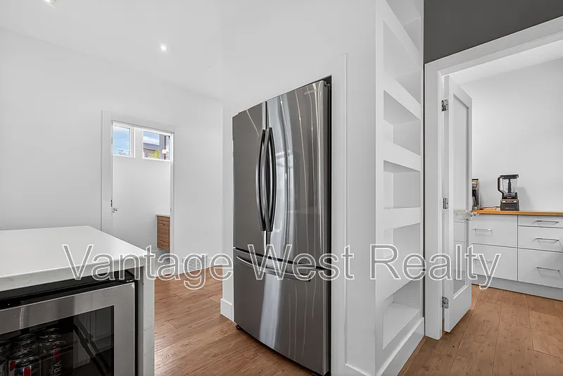 3 bed, 3.0 bath, $4,000 — Photo 4