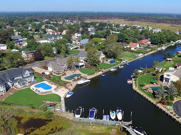 4th image of 36 Oak Neck Ln
