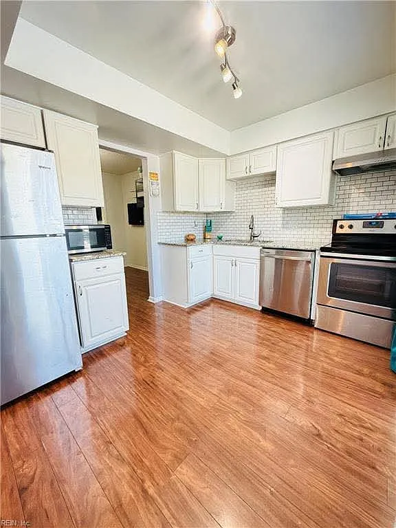 3 bed, 1.5 bath, 1320 sqft, $2,200 — Photo 2