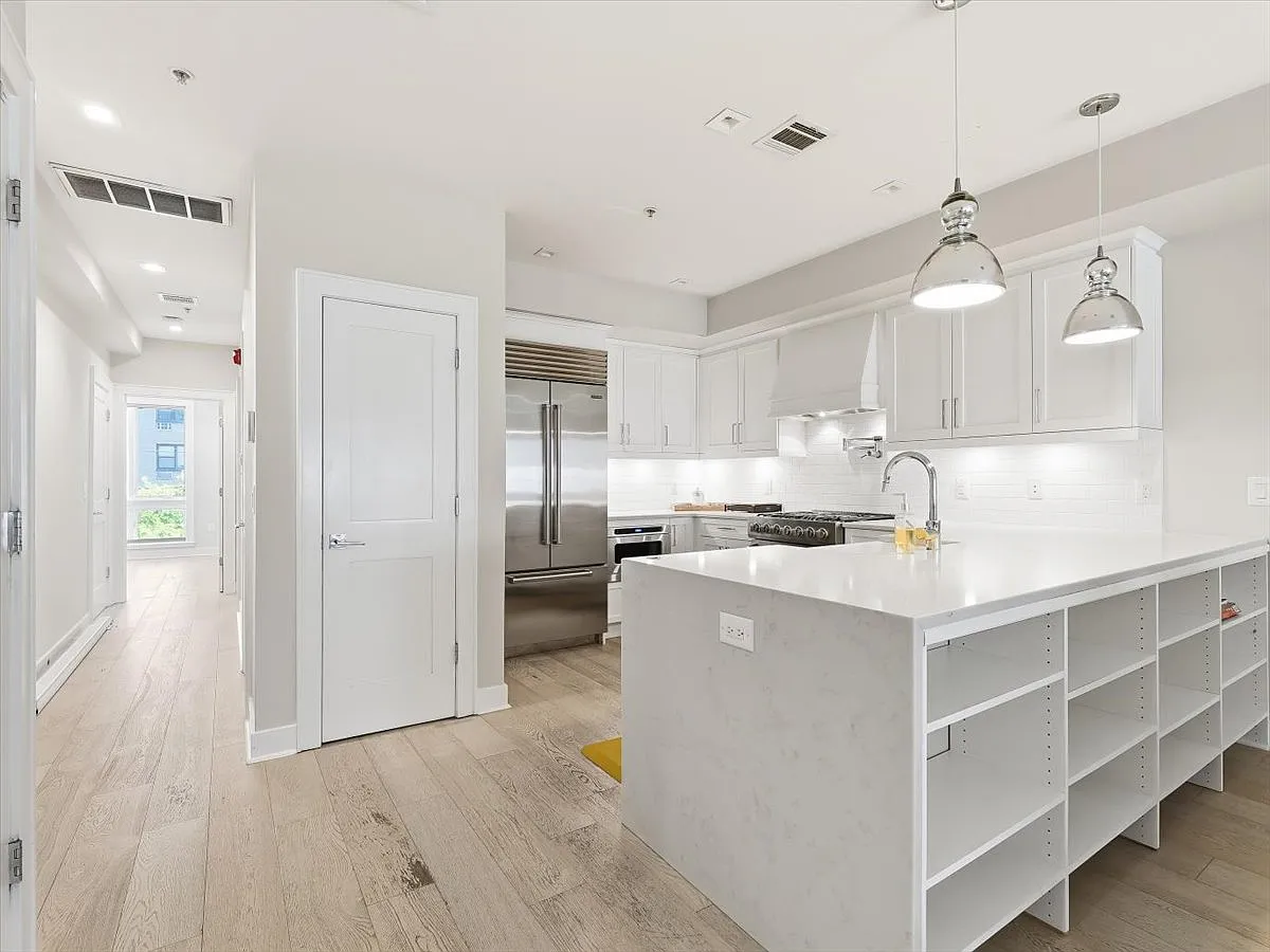 Building Photo - 504 Grand St #2