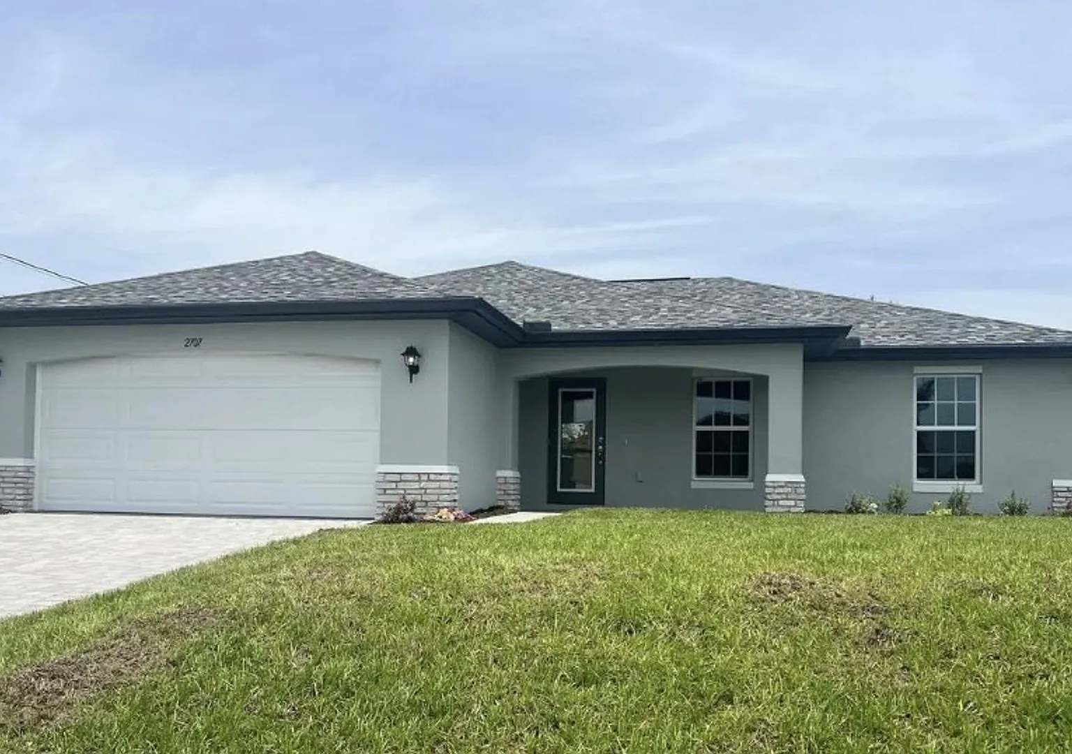 3 Bedroom 2 Bathroom Home with a Den! — Photo 1