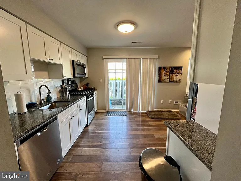 4201 Grenwich Ln — Photo 8