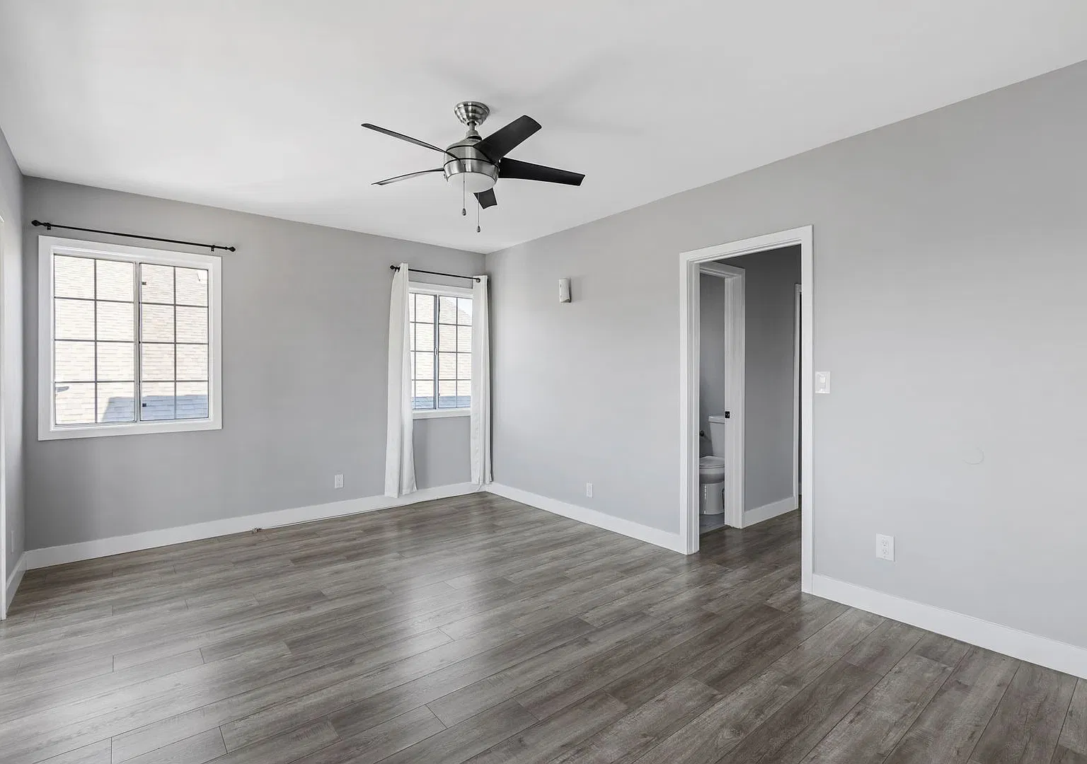 Beautiful 1BR 1BA Unit with Attached 1-Car Garage Located Near USC — Photo 1