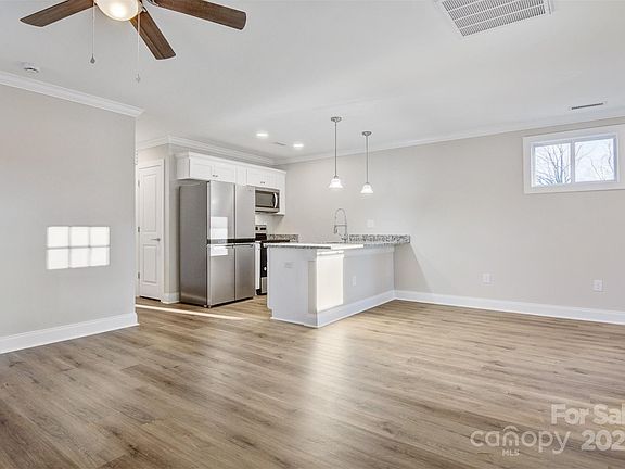 4th image of 1455 Southwest Blvd