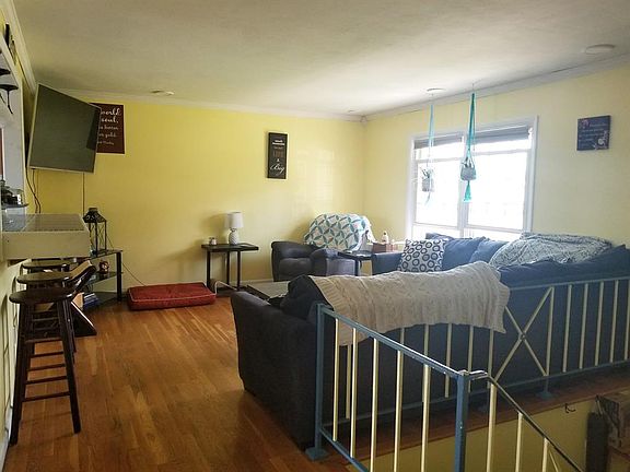 3rd image of 8 Woodlawn Ave