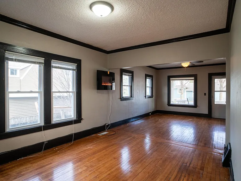 9 12th Ave SW #MAIN FLOOR — Photo 1