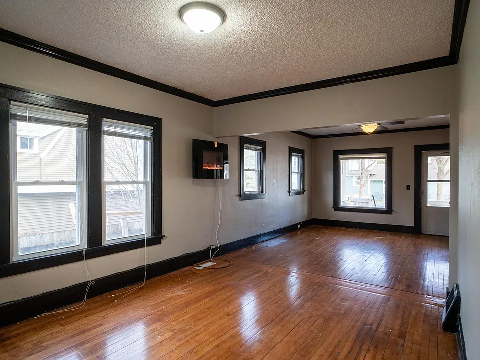 9 12th Ave SW #MAIN FLOOR