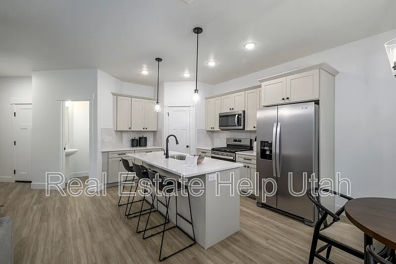 3 bed, 2.5 bath, 2280 sqft, $1,995 — Photo 2