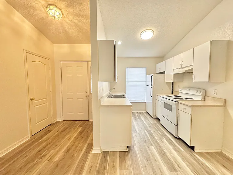 3228 Courtney Dr — Photo 4