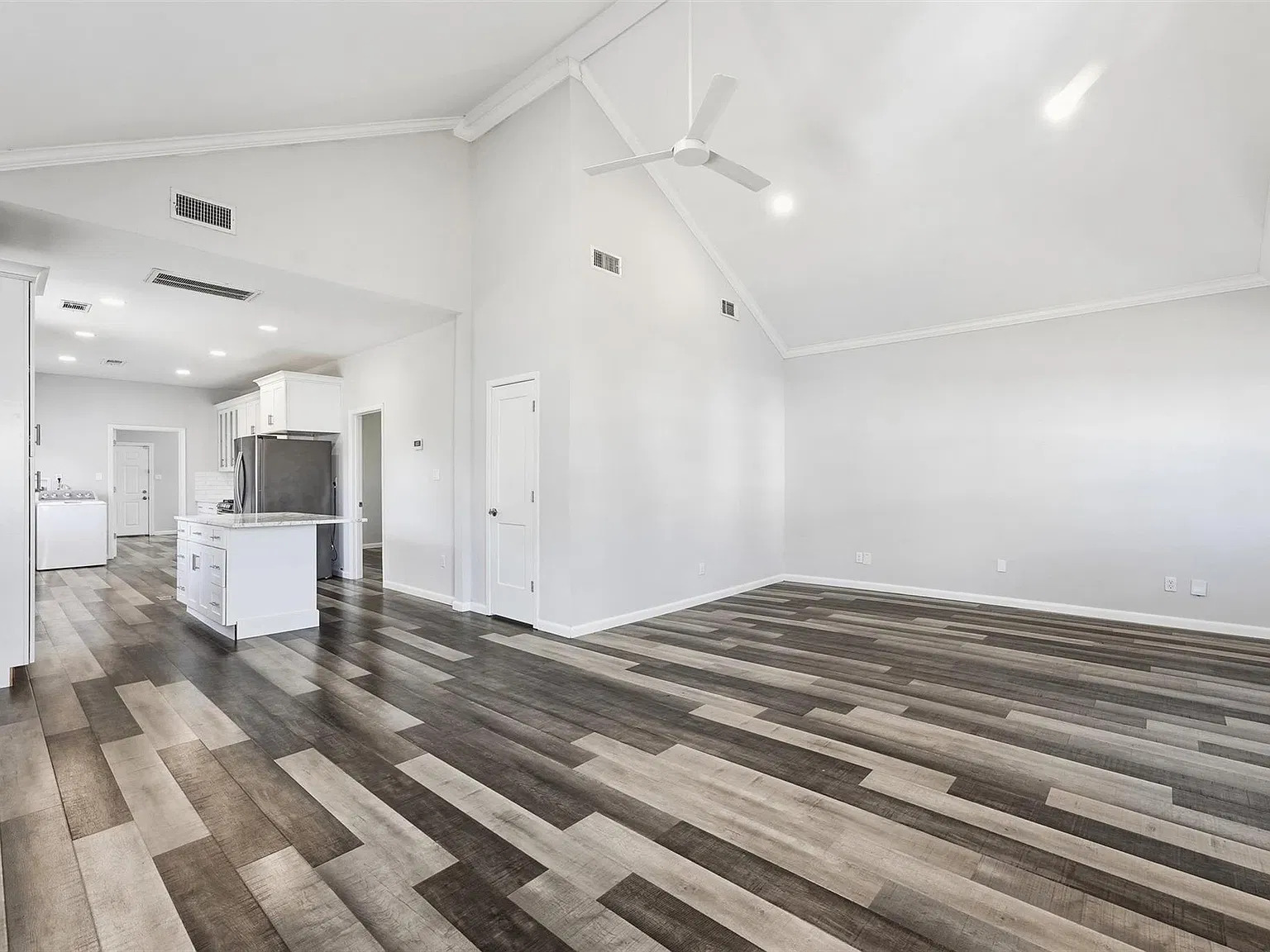 2 bed, 2.0 bath, 1354 sqft, $2,200 — Photo 2
