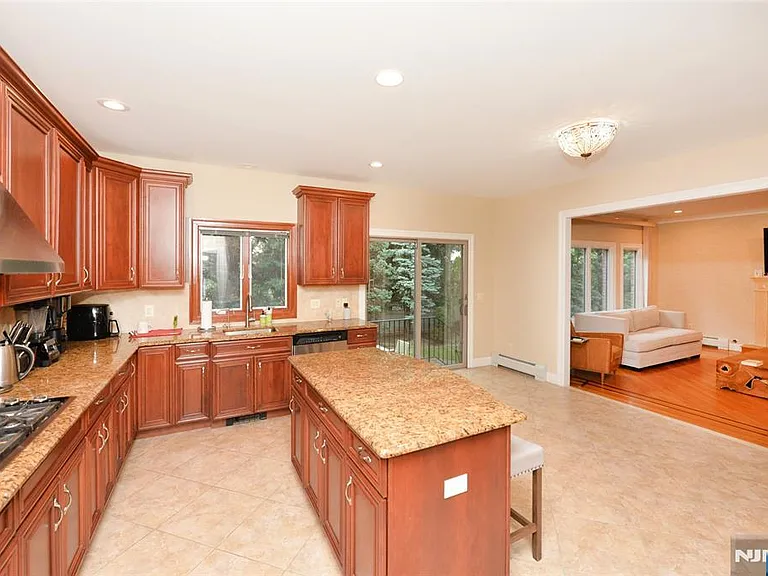 1056 Edgewood Ln — Photo 14
