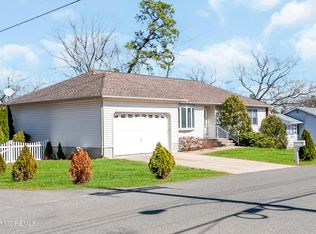82 Bowline St, Beachwood, NJ 08722