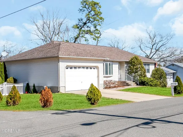 82 Bowline Street, Beachwood, NJ 08722