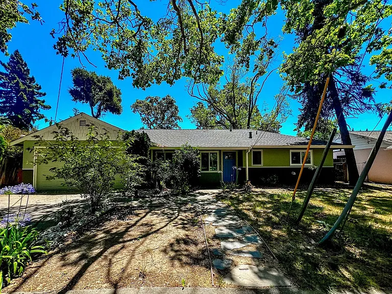2105 Locust St — Photo 1
