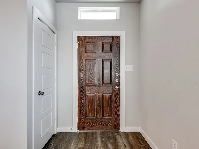 752 Wheatfield Dr — Photo 3