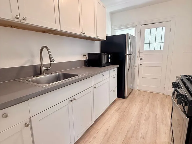 932 S Berendo St — Photo 10