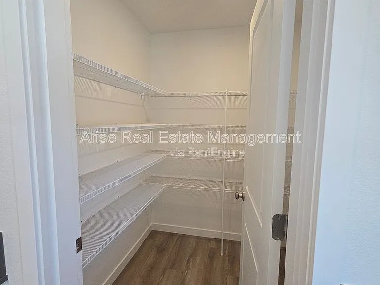 652 NE McCampbell St — Photo 9