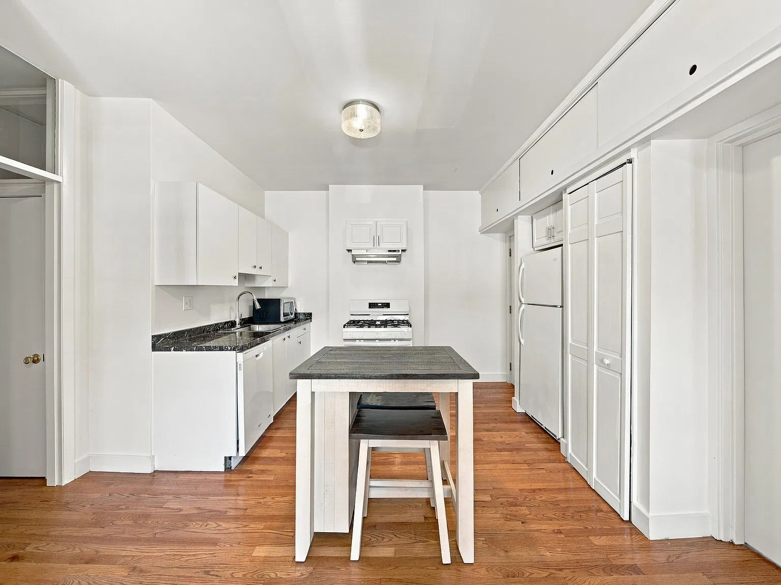 3 bed, 1.0 bath, 1400 sqft, $3,400 — Photo 2