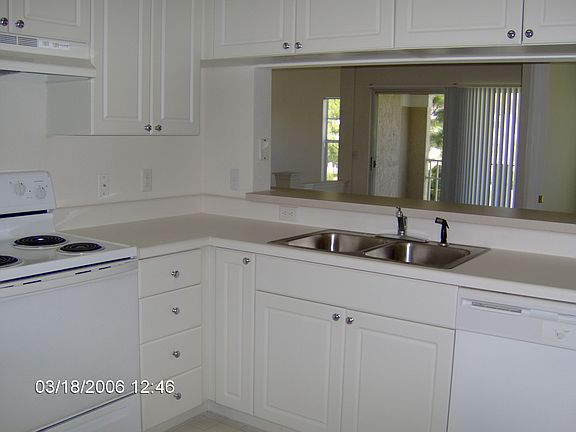 3rd image of 922 Arbor Lakes Cir