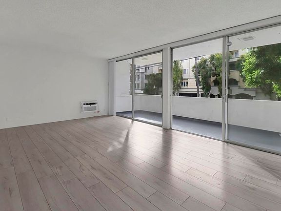 3rd image of 11946 Montana Ave APT 101