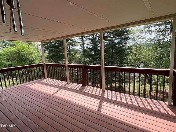 3rd image of 737 Foothills Rd