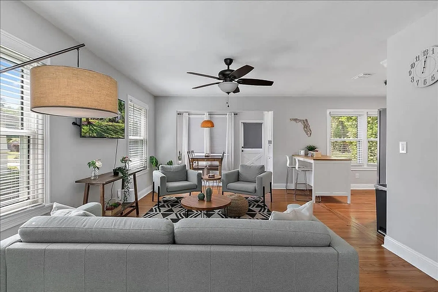 2 bed, 1.0 bath, 979 sqft, $2,952 — Photo 1