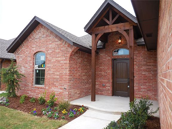 2nd image of 538 W Chickasaw Court Way