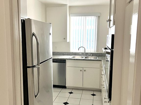 3rd image of 144 S Doheny Dr #100