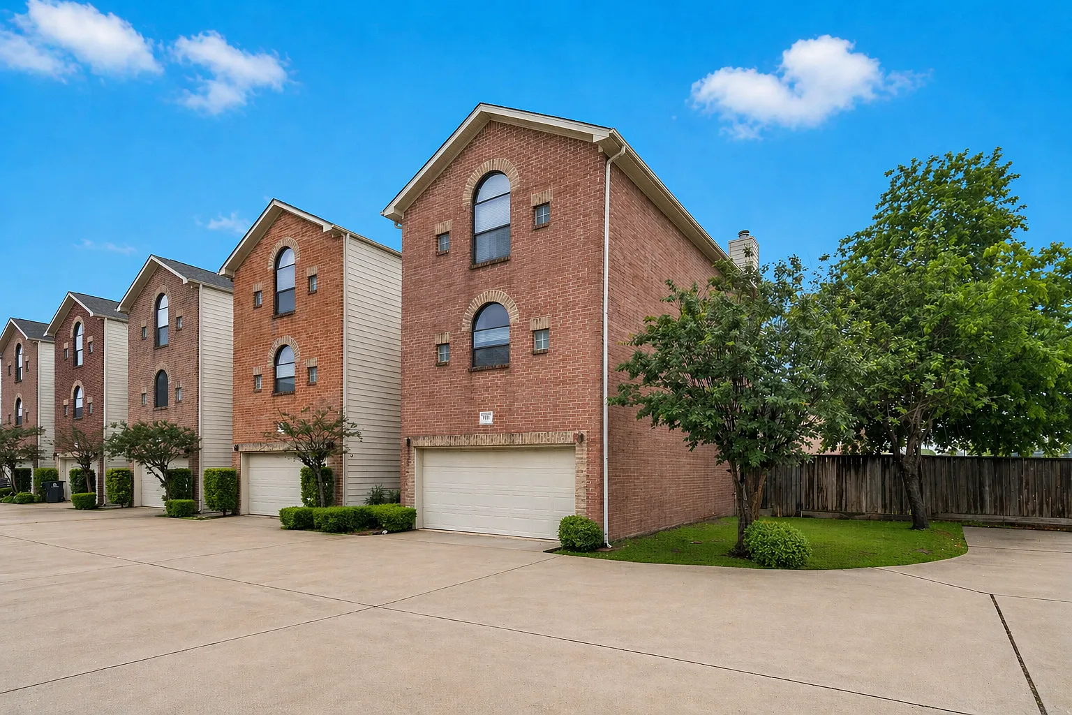3 bed, 2.5 bath, 2240 sqft, $725 — Photo 2
