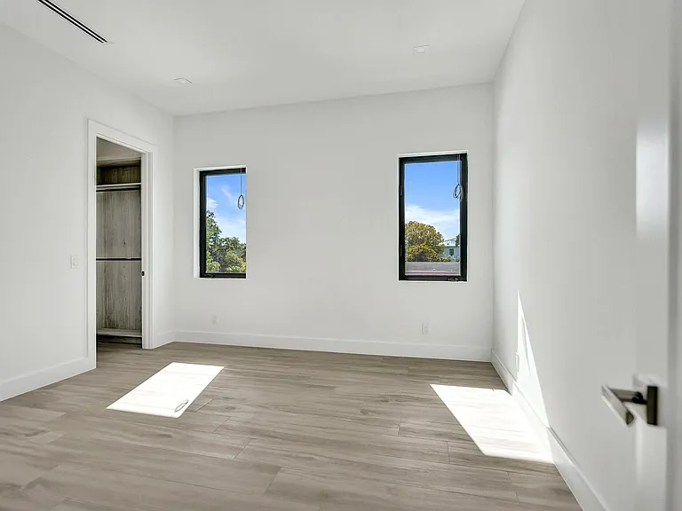 235 NE 11th St #1 — Photo 49