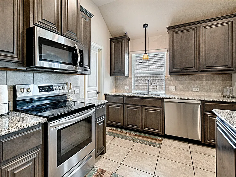 1721 Maplewood Dr — Photo 10
