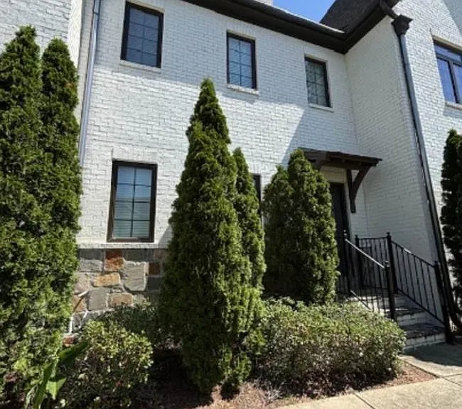 950 Lennox Blvd — Photo 1